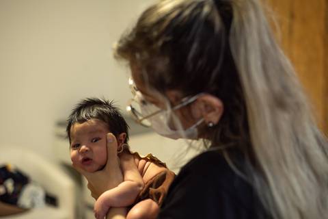 Priscilla Patzlaff, fotógrafa newborn em Bento Gonçalves, sendo orientada por Aline Fontes durante mentoria individual em estúdio especializado em recém-nascidos.'