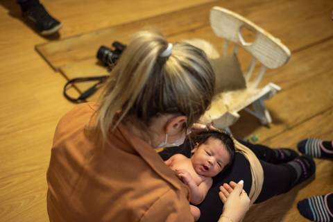 Priscilla Patzlaff, fotógrafa newborn em Bento Gonçalves, aplicando técnica aprendida na mentoria individual com Aline Fontes, focada em segurança e condução do bebê.'