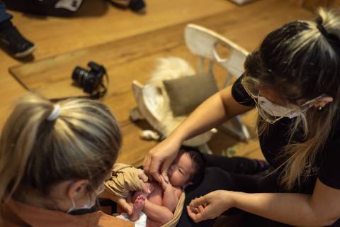 Aline Fontes orientando Priscilla Patzlaff Fotografias durante mentoria newborn prática, em estúdio especializado em fotografia de recém-nascidos em Bento Gonçalves.'