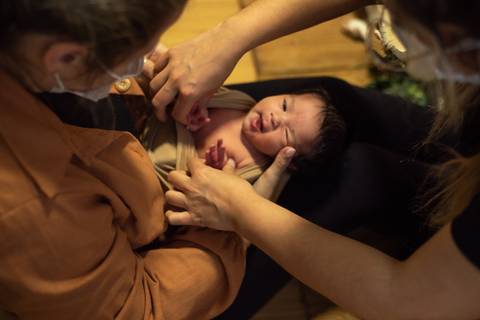 Mentoria individual de fotografia newborn com Aline Fontes e Priscilla Patzlaff, fotógrafa especialista em newborn, focada em posicionamento correto e conforto do bebê.'