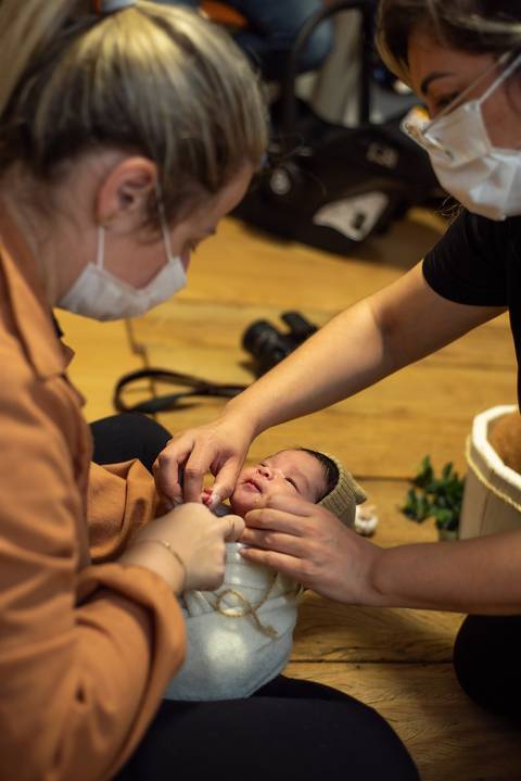 Aline Fontes acompanhando Priscilla Patzlaff Fotografias na aplicação de técnica newborn segura, durante mentoria individual em estúdio em Bento Gonçalves.'