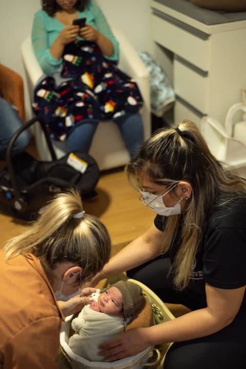 Priscilla Patzlaff, fotógrafa e profissional de newborn em Bento Gonçalves, sendo acompanhada por Aline Fontes durante mentoria individual especializada.'