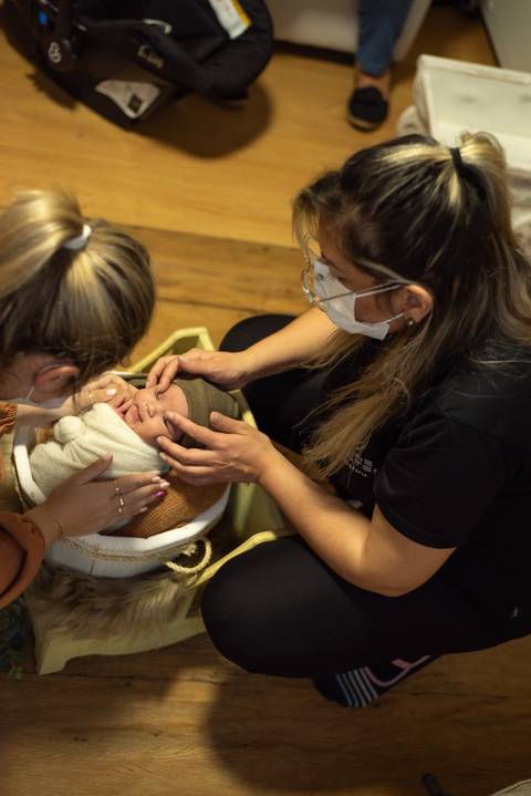 Aplicação de técnicas de fotografia newborn por Priscilla Patzlaff Fotografias após mentoria com Aline Fontes, em estúdio de Bento Gonçalves.'