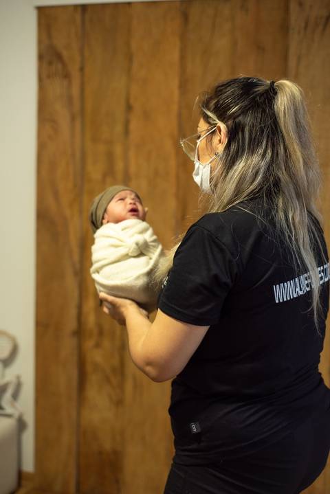 Mentoria newborn conduzida por Aline Fontes no estúdio da Priscilla Patzlaff, fotógrafa newborn em Bento Gonçalves, voltada à prática segura e profissional.'