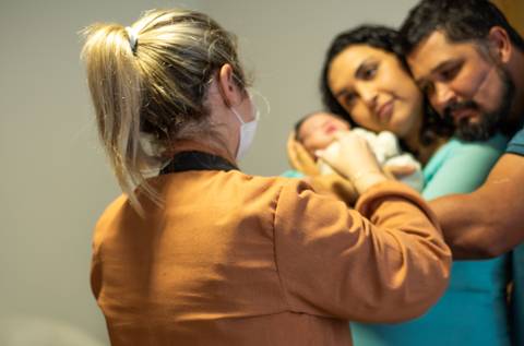 Mentoria newborn com Aline Fontes acompanhando Priscilla Patzlaff Fotografias durante ensaio com família, em estúdio em Bento Gonçalves, focada em condução segura e direcionamento de pose.'