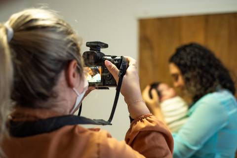 Priscilla Patzlaff, fotógrafa newborn em Bento Gonçalves, sendo orientada por Aline Fontes durante mentoria individual sobre enquadramento e leitura do recém-nascido.'