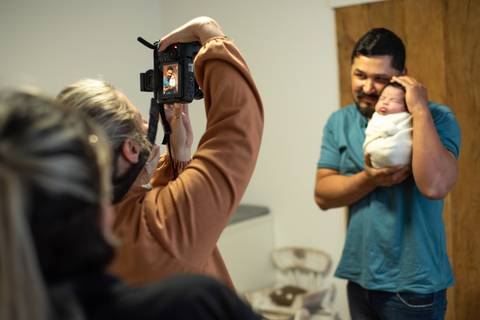 Registro da mentoria newborn em estúdio em Bento Gonçalves, com Aline Fontes acompanhando Priscilla Patzlaff Fotografias na direção de ensaio com família.'