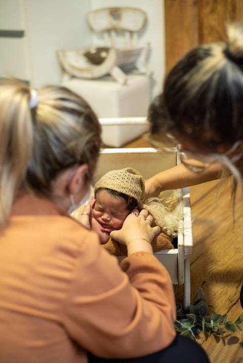 Mentoria newborn com Aline Fontes orientando Priscilla Patzlaff Fotografias em estúdio em Bento Gonçalves, focada em preparo do bebê e condução segura no ensaio newborn.'