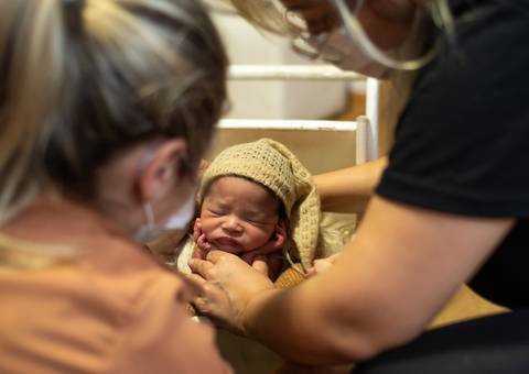 Priscilla Patzlaff, fotógrafa newborn em Bento Gonçalves, aplicando técnica aprendida na mentoria individual com Aline Fontes durante ensaio de recém-nascido.'