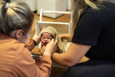 Priscilla Patzlaff, fotógrafa em Bento Gonçalves, sendo orientada por Aline Fontes durante mentoria individual de fotografia newborn.'