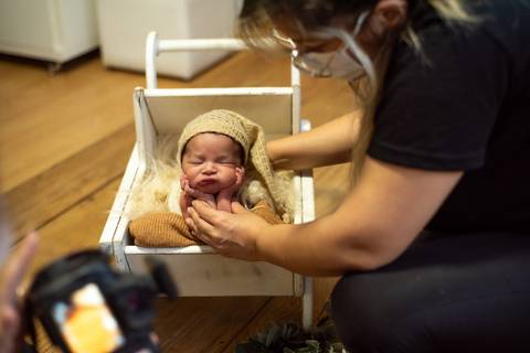 Mentoria newborn conduzida por Aline Fontes no estúdio da Priscilla Patzlaff, em Bento Gonçalves, com foco em técnica e manejo seguro do recém-nascido.'