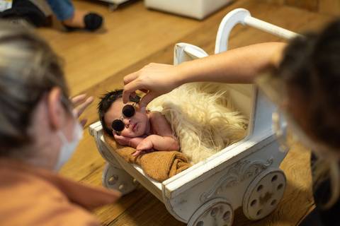 Aline Fontes orientando Priscilla Patzlaff, fotógrafa especialista em newborn, durante mentoria prática de fotografia newborn.'