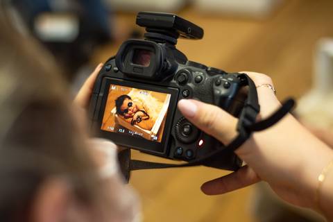 Detalhe do monitor da câmera durante mentoria newborn com Aline Fontes, acompanhando o trabalho da fotógrafa newborn Priscilla Patzlaff.'