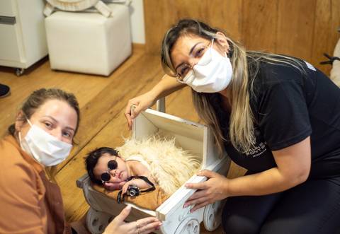 Aline Fontes e Priscilla Patzlaff Fotografias durante mentoria newborn em estúdio em Bento Gonçalves, com foco em qualificação profissional.'