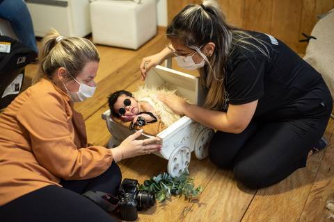 Mentoria individual de fotografia newborn com Aline Fontes e Priscilla Patzlaff, fotógrafa e profissional em Bento Gonçalves, voltada à prática segura e consistente.'