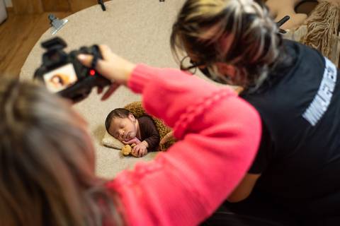 Priscilla Patzlaff, fotógrafa em Bento Gonçalves, aplicando técnica de enquadramento aprendida na mentoria newborn com Aline Fontes.'