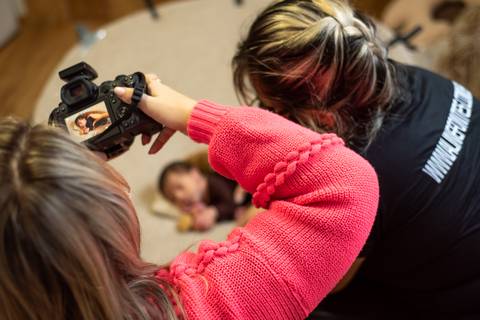 Mentoria individual de fotografia newborn com Aline Fontes, acompanhando o trabalho da fotógrafa newborn Priscilla Patzlaff em estúdio em Bento Gonçalves.'