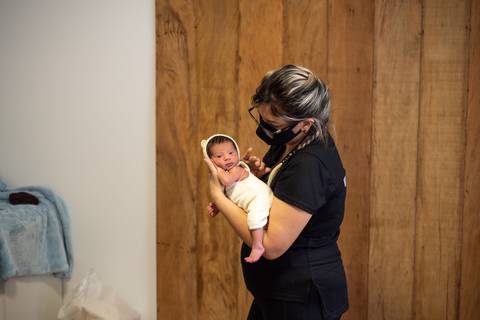 Priscilla Patzlaff, fotógrafa newborn em Bento Gonçalves, conduzindo ensaio com recém-nascido durante mentoria individual orientada por Aline Fontes.'