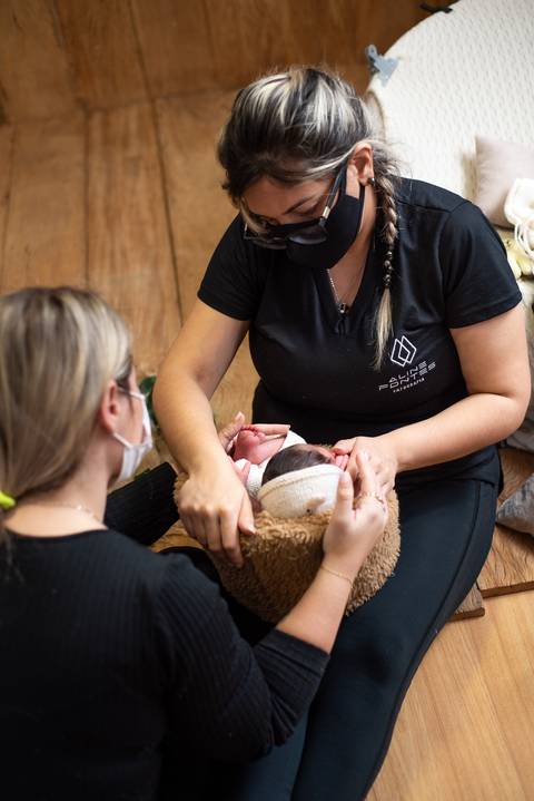 Priscilla Patzlaff, fotógrafa newborn em Bento Gonçalves, preparando o bebê com técnica aprendida na mentoria conduzida por Aline Fontes.'