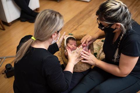 Mentoria newborn com Aline Fontes e Priscilla Patzlaff Fotografias, reforçando segurança, posicionamento e cuidado com o recém-nascido.'