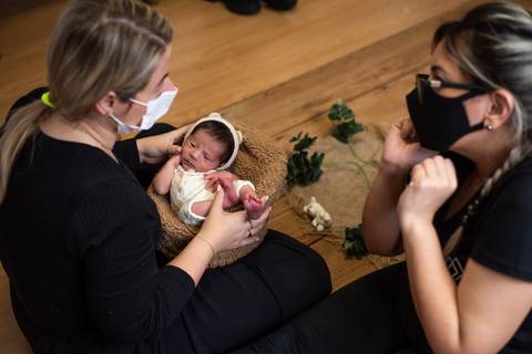 Mentoria prática de fotografia newborn em estúdio em Bento Gonçalves, com Aline Fontes acompanhando o trabalho da fotógrafa Priscilla Patzlaff.'