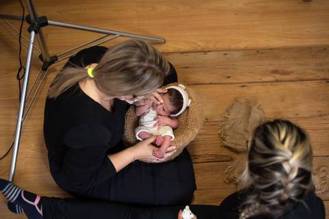 Priscilla Patzlaff Fotografias aplicando técnicas de fotografia newborn após mentoria com Aline Fontes, focada em segurança e conforto do bebê.'