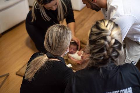 Mentoria newborn com Aline Fontes orientando Priscilla Patzlaff Fotografias em estúdio em Bento Gonçalves, acompanhando o manejo seguro do recém-nascido durante o ensaio.'