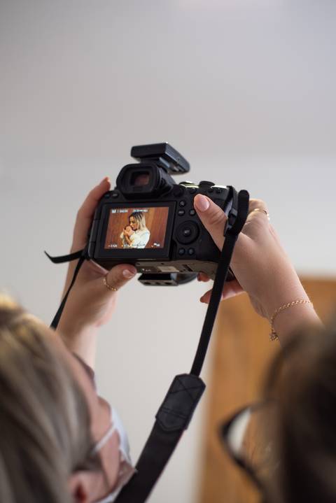 Detalhe do visor da câmera durante mentoria newborn com Aline Fontes, acompanhando o trabalho da fotógrafa Priscilla Patzlaff Fotografias.'