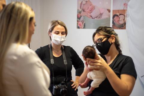 Mentoria individual de fotografia newborn com Aline Fontes e Priscilla Patzlaff Fotografias, focada em qualificação técnica e leitura do recém-nascido.'