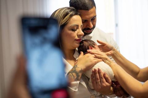 Mentoria newborn com Aline Fontes orientando Priscilla Patzlaff Fotografias durante ensaio com família e recém-nascido.'