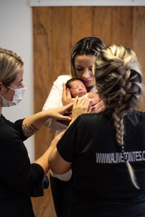 Mentoria prática de fotografia newborn com Aline Fontes e Priscilla Patzlaff Fotografias, focada no manejo seguro do bebê e orientação aos pais.'