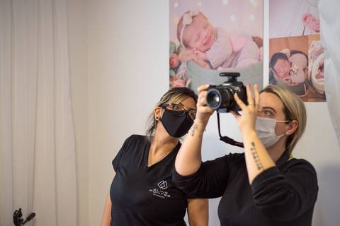 Priscilla Patzlaff, fotógrafa newborn em Bento Gonçalves, fotografando o bebê durante mentoria individual acompanhada por Aline Fontes.'
