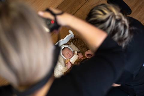 Aline Fontes acompanhando Priscilla Patzlaff, fotógrafa especialista em newborn, durante prática de fotografia newborn com foco em segurança.'