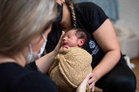 Mentoria individual newborn com Aline Fontes e Priscilla Patzlaff, fotógrafa newborn em Bento Gonçalves, reforçando técnica e qualificação profissional.'