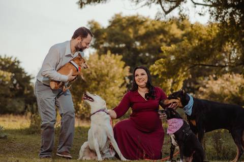 fotografia de casal gestante com pets ao ar livre'