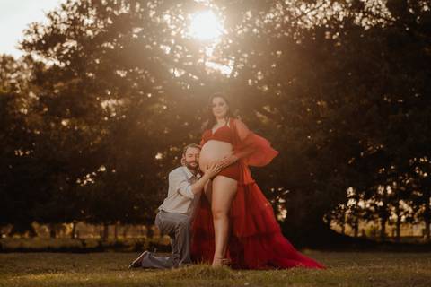 ensaio de casal gestante ao pôr do sol em área natural'