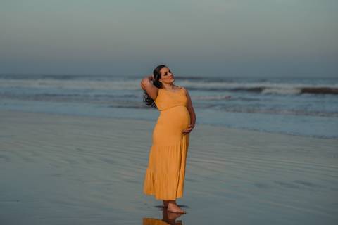 1ensaio gestante na praia com vestido amarelo ao entardecer
'