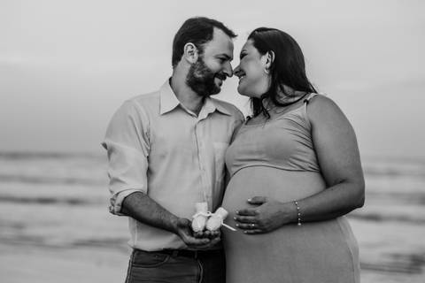 ensaio de casal gestante na praia em preto e branco
'