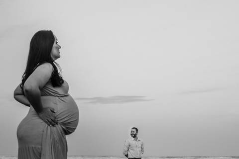  ensaio gestante minimalista na praia em preto e branco'