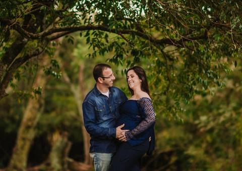 casal em ensaio gestante ao ar livre em Farroupilha'