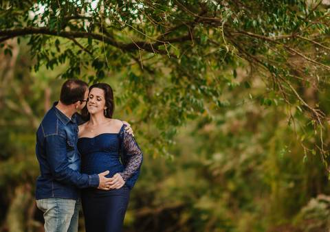 fotografia de casal gestante em ambiente externo natural'