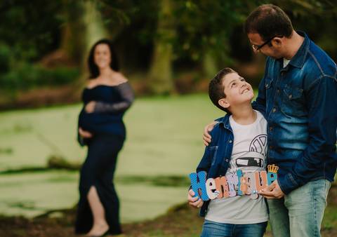 família em ensaio gestante com filho mais velho'