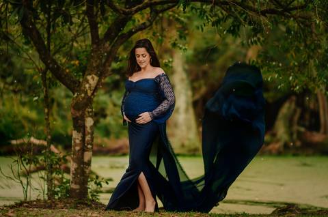 retrato individual de gestante em ensaio externo profissional'