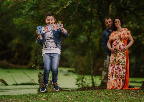 ensaio família com filho mostrando nome do bebê'