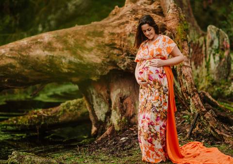 gestante em ensaio externo em cenário natural em Farroupilha'