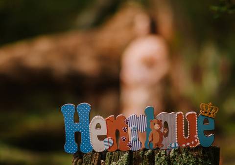 detalhe do nome do bebê em ensaio gestante e família'