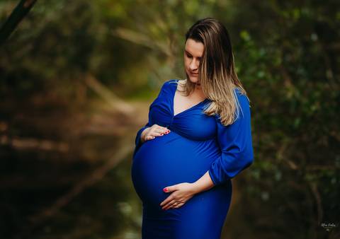 ensaio gestante individual em ambiente externo em Farroupilha'