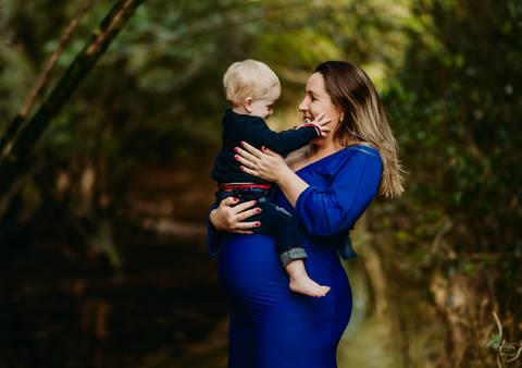 gestante com filho mais velho em ensaio de família'