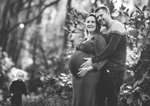 ensaio gestante em família em preto e branco'