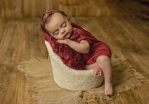 Bebê de 45 dias em ensaio old newborn sentada com apoio seguro, cenário neutro e condução técnica adaptada'